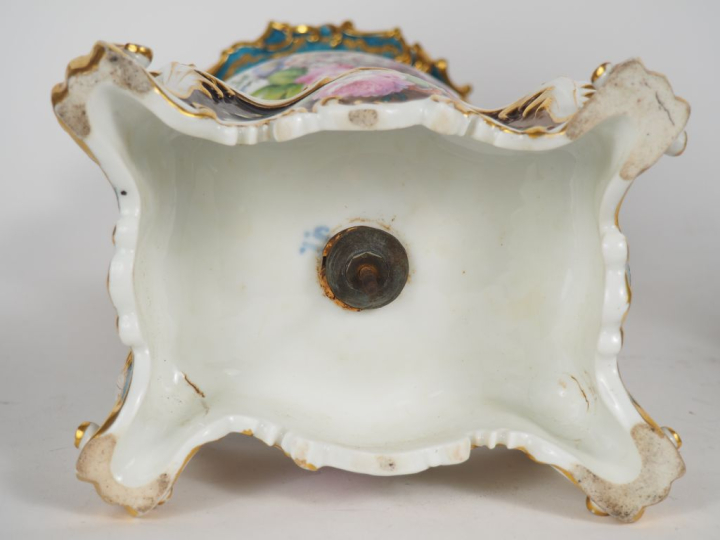 Jacob PETIT.  Paire de vases en porcelaine à décor de fleurs polychrom