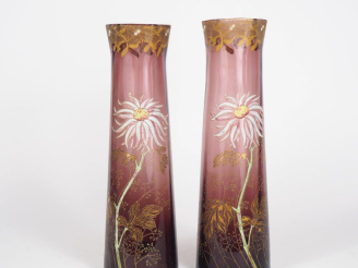 Vente aux enchères Paire de vases Napoléon III en verre mauve émaillé polychrome à décor 