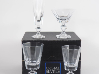 Vente aux enchères SEVRES.  Service de verres en cristal comprenant : - 12 verres à eau -