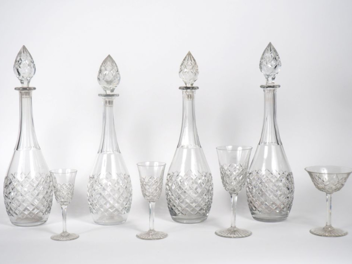 BACCARAT.  Service de verres en cristal décor de croisillons comprenan