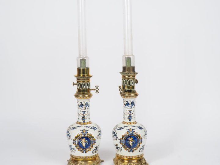 Paire de lampes à pétrole 1900 en faience de Gien à décor de style Ren