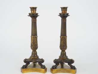 Vente aux enchères Paire de bougeoirs Restauration en bronze, pieds griffe à décor de god