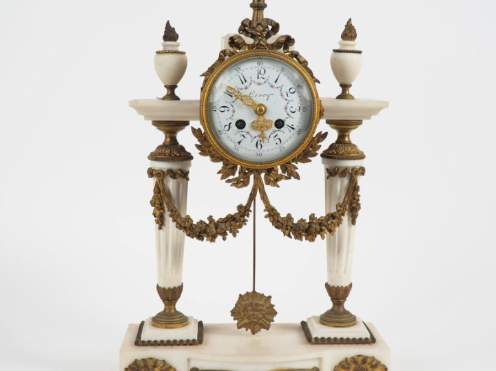 Pendule portique de style Louis XVI en marbre blanc et bronze doré à d