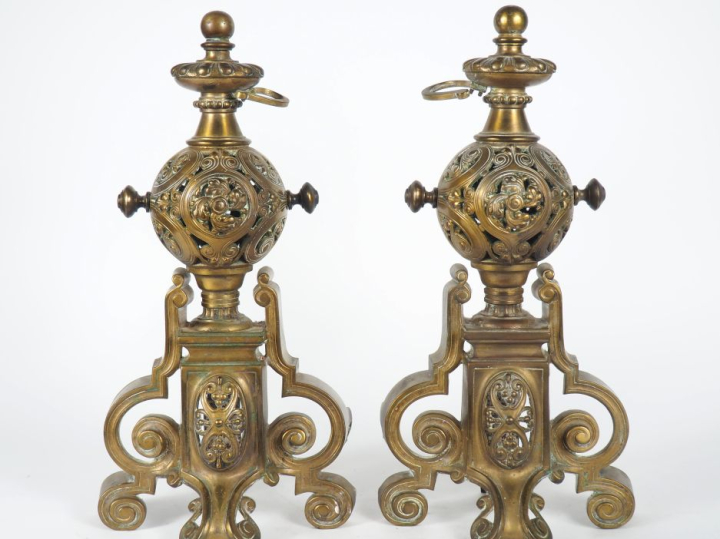 Paire de chenets de style Louis XIV en bronze ajouré à décor de consol
