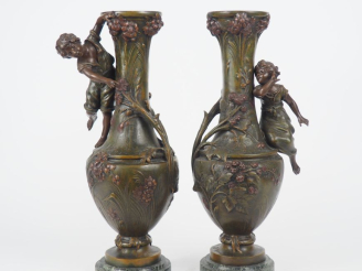 Vente aux enchères MOREAU.  Paire de vases fin XIXème en régule polychrome à décor en ron