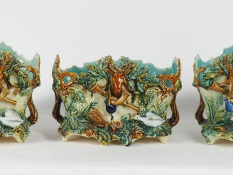 Vente aux enchères Garniture en barbotine à décor polychrome cynégétique comprenant : une