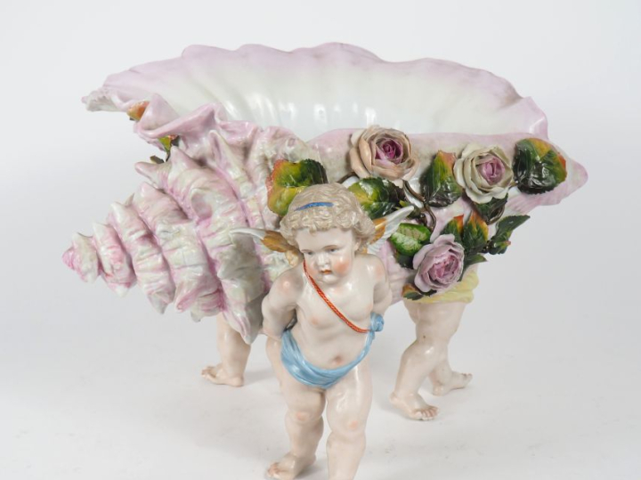 Grande jardinière fin XIXème en porcelaine polychrome en forme d'amour