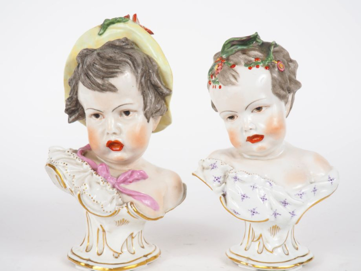 Paire de sujets XIXème en porcelaine polychrome de Saxe "garçon au cha