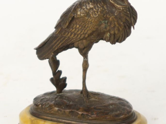 Vente aux enchères DEMAY.  'le héron".  Sculpture en bronze à patine médaille, sur un soc