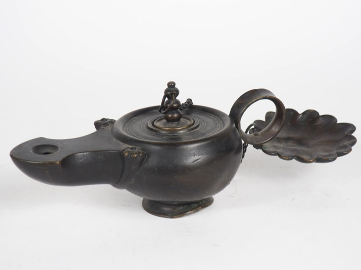 Lampe à huile de style antique en bronze à patine brune. Long. 27,5 cm
