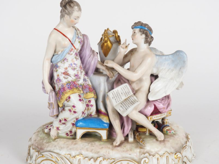 Groupe XIXème en porcelaine polychrome de Saxe "l'amour consolé".  Dim
