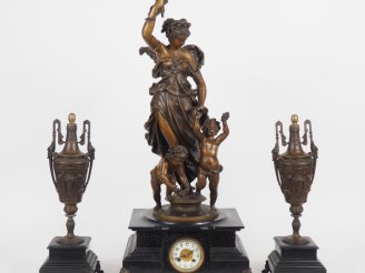 Vente aux enchères POITEVIN.  Garniture de cheminée Napoléon III en régule à patine médai