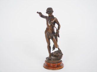Vente aux enchères GOSSIN. "David". Sujet en bronze à patine brune. Signé. H. avec le soc