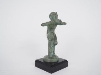 Vente aux enchères MIC. "Pan". Sujet en régule en patine verte. H. (avec le socle) 19 cm.