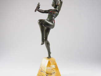 Vente aux enchères S. LIPCHYTZ.  "Danseuse à la palombe"  Sujet Art Déco en bronze à pati
