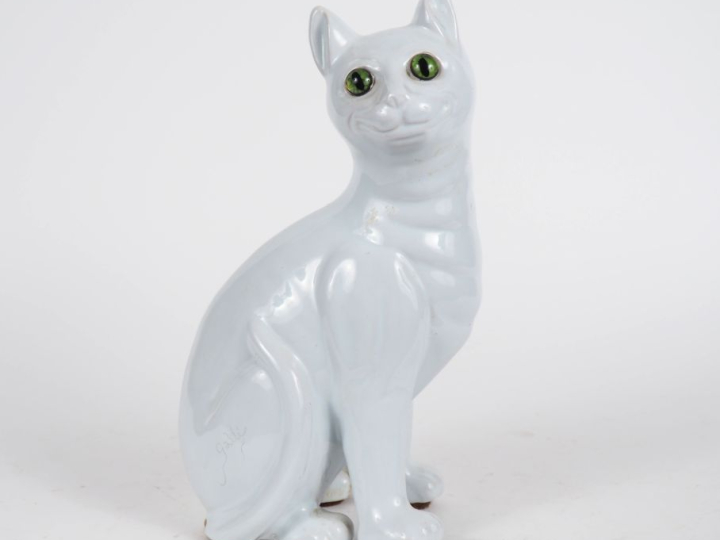 GALLE.  Chat en faience blanche. Signé. (égrenure et une patte acciden