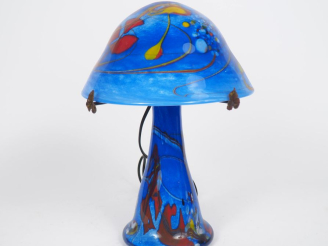 Vente aux enchères Lampe champignon en verre polychrome.  Signé. H. 39 cm