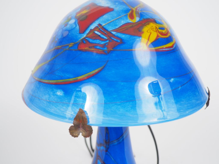 Lampe champignon en verre polychrome.  Signé. H. 39 cm
