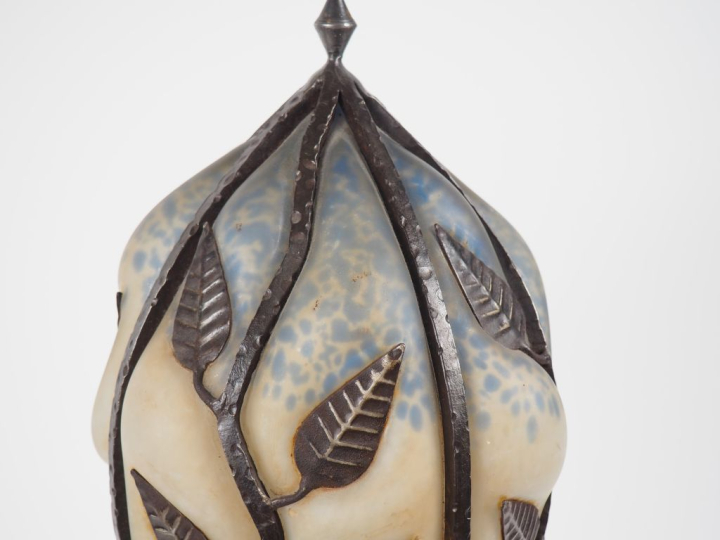 Lampe de salon de style Art Déco, abat jour en verre soufflé de couleu