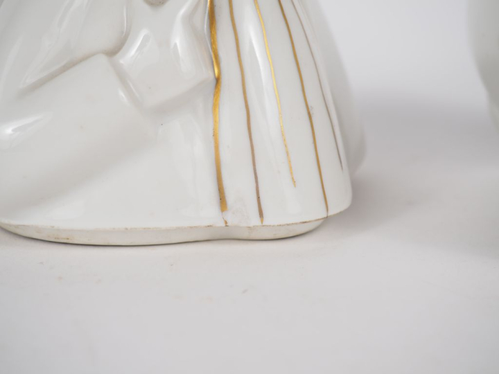 ROBJ.  Boite Art Déco  "Saint Nicolas" en porcelaine blanche et dorée.