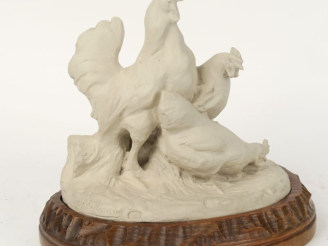 Vente aux enchères E. WITTMAN. Mougins à Nancy Groupe en biscuit "Coq et poules". H. 26 c