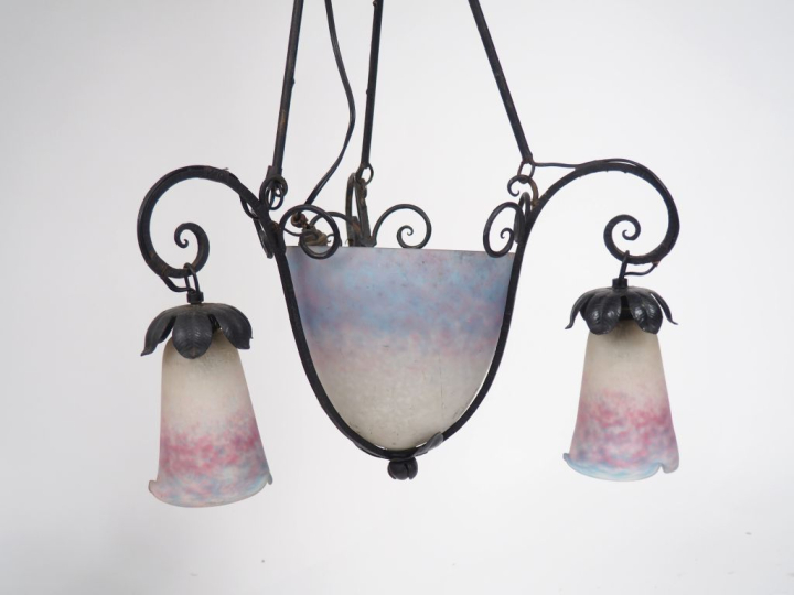 MULLER FRERES à Lunéville. Suspension en verre marbré et fer forgé à d