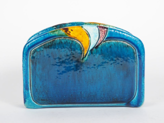 Vente aux enchères PATTEL.  Porte courrier en céramique bleu turquoise. Signé.  Dim. 13,5