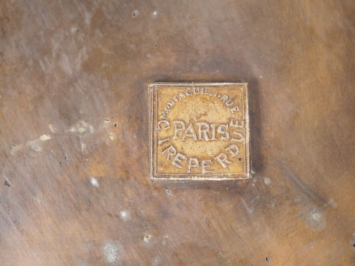 Grande jardinière Art Nouveau en bronze à décor de fleurs, piétement t