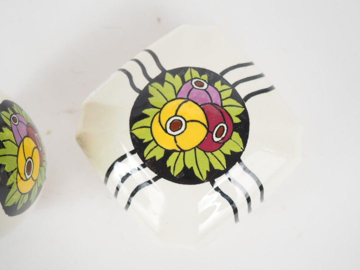 Vase et bonbonnière Art déco en faience fine à décor de fleurs polychr