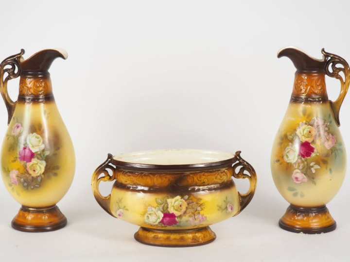 Garniture de cheminée 1900 en faience fine à décor polychrome de bouqu