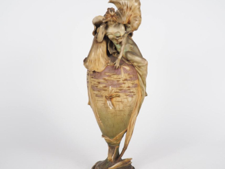 Vente aux enchères Vase Art Nouveau en céramique autrichienne à décor en relief et ajouré