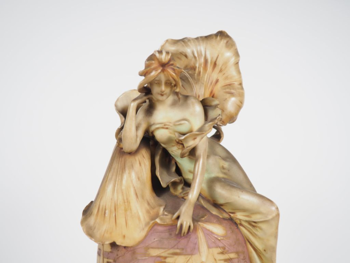 Vase Art Nouveau en céramique autrichienne à décor en relief et ajouré