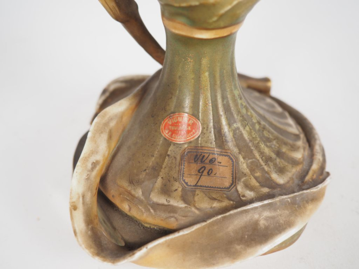 Vase Art Nouveau en céramique autrichienne à décor en relief et ajouré