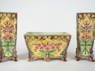 Vente aux enchères Garniture Art Nouveau en faience à décor de fleurs polychromes compren