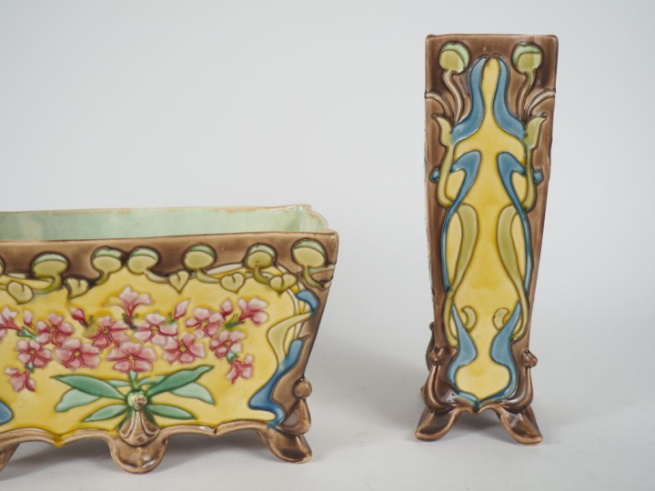 Garniture Art Nouveau en faience à décor de fleurs polychromes compren