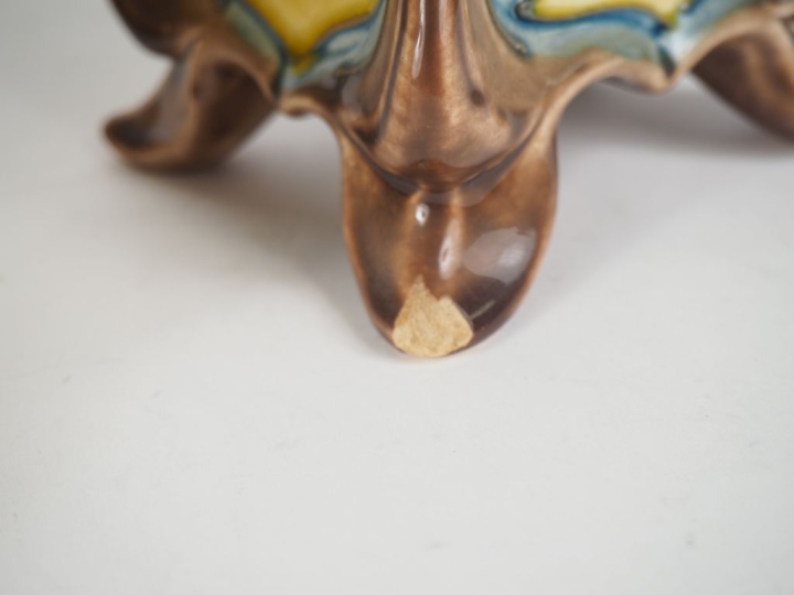 Garniture Art Nouveau en faience à décor de fleurs polychromes compren