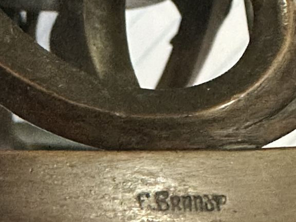 Vase monté Art Nouveau en porcelaine polychrome et bronze, monture à d