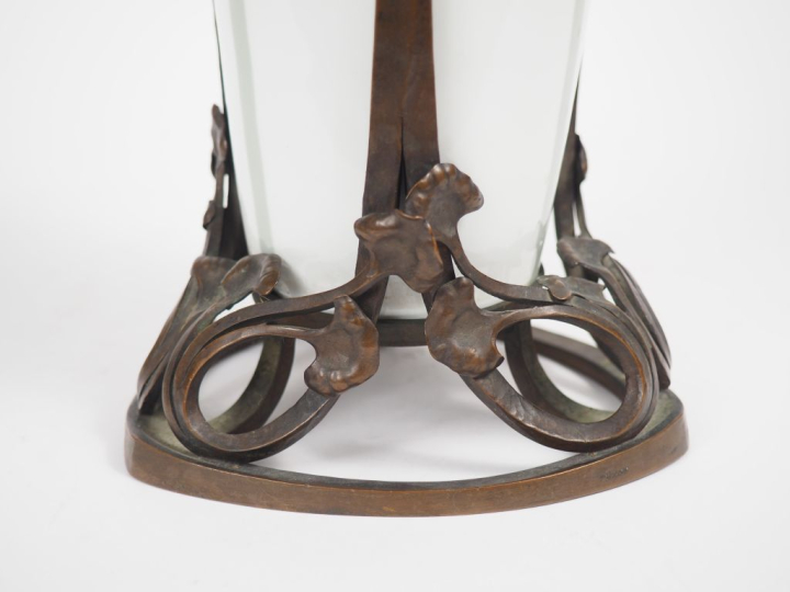 Vase monté Art Nouveau en porcelaine polychrome et bronze, monture à d