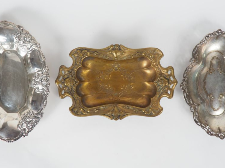 3 panières Art Nouveau en métal argenté ou laiton.