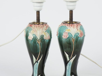 Vente aux enchères Paire de vases ovoïdes Art Nouveau en barbotine à décor polychrome d'i