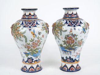 Vente aux enchères SAINT-CLEMENT.  Paire de vases ovoides en faience à décor de fleurs po