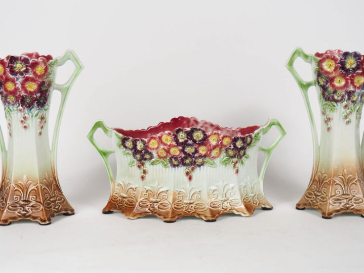 Garniture Art Nouveau en céramique à décor en léger relief de primevèr