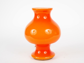 Vente aux enchères Lampe vintage en verre opalin orange. H.28cm.