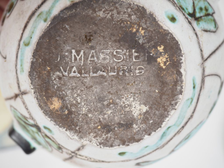 CAPRON. Vase en grés ocre à décor de visage fleuri (egrenure). Coupell