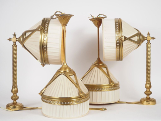 Vente aux enchères Paire d'appliques en bronze et laiton, abat jours en tissu blanc pliss