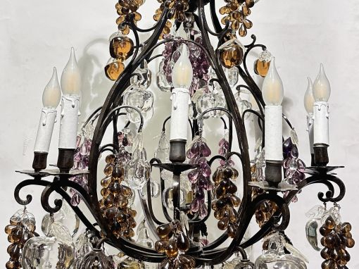Grand lustre à pampilles en fer forgé et verre polychrome à décor de f