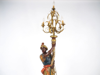 Vente aux enchères Jeune maure porte torchère en bois polychrome et tôle dorée, éclairant