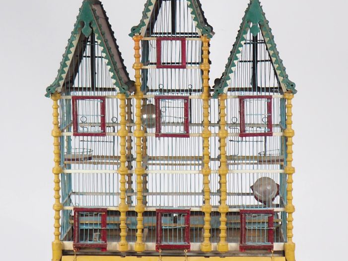 Cage à oiseaux XIXème en bois et fer polychrome sur son trépied présen