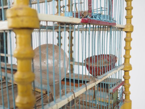 Cage à oiseaux XIXème en bois et fer polychrome sur son trépied présen