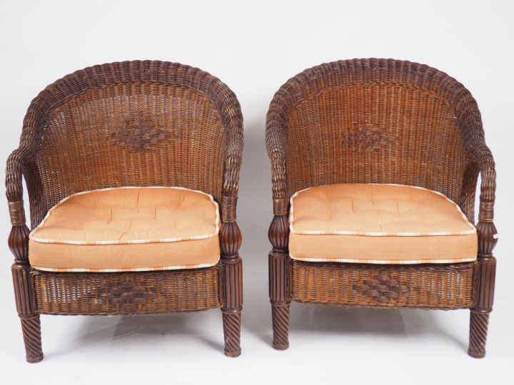 Paire de fauteuils coloniaux en acajou et rotin.